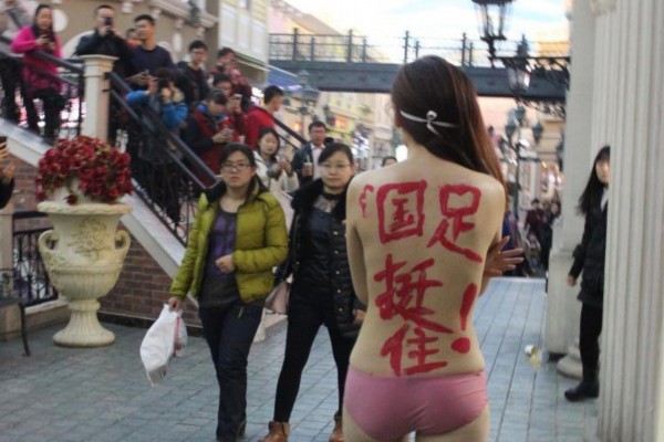 武汉桑拿红场裸选争议,养生还是炒作? 武汉桑拿红场裸选争议,养生还是炒作?